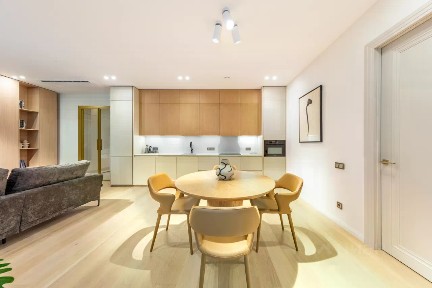 Продается 4-комн. квартира, 127,3 м²
