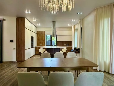 Сдается 2-этажный дом, 560 м²