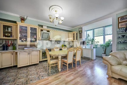 Продается 5-комн. квартира, 180 м²