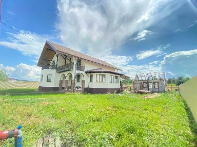 Продается 2-этажный дом, 244 м²