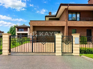 Продается 2-этажный дом, 323 м²