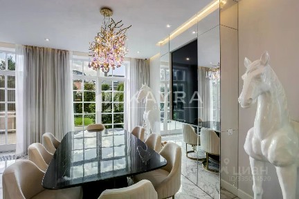 Продается 3-этажный дом, 550 м²