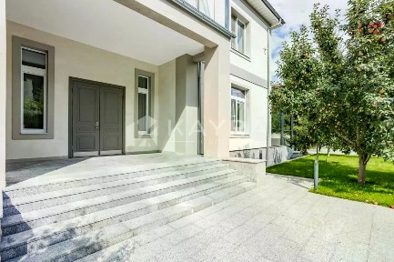 Продается 3-этажный дом, 1 430 м²