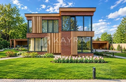 Продается 2-этажный дом, 310 м²