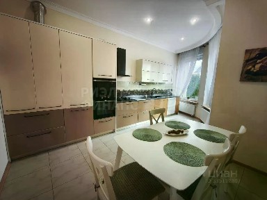 Продается 4-этажный дом, 298 м²