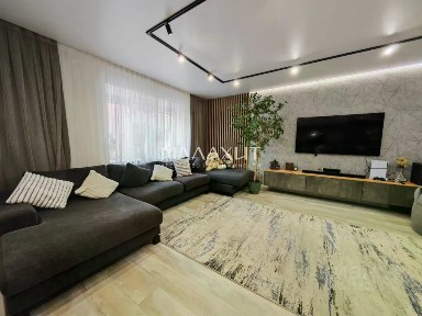 Продается 4-комн. квартира, 145 м²