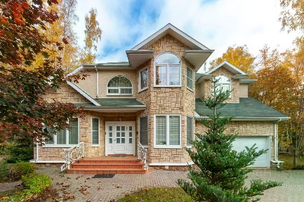 Сдается 3-этажный коттедж, 288 м²