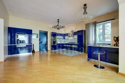 Сдается 2-этажный дом, 600 м²