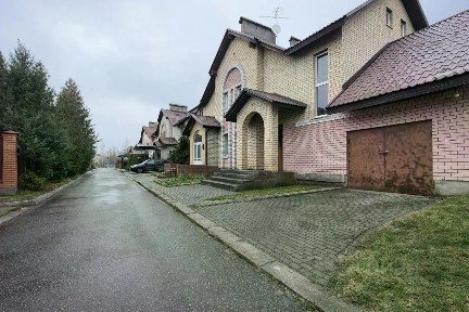 Продается 4-этажный таунхаус, 280 м²