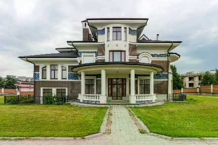 Продается 3-этажный дом, 968 м²