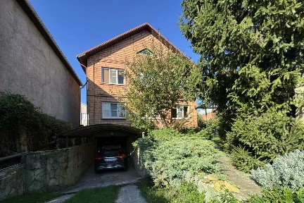 Продается 3-этажный дом, 350 м²
