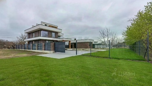Продается 3-этажный дом, 250 м²