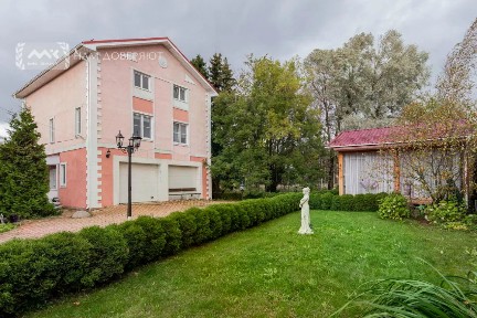 Сдается 3-этажный коттедж, 240 м²