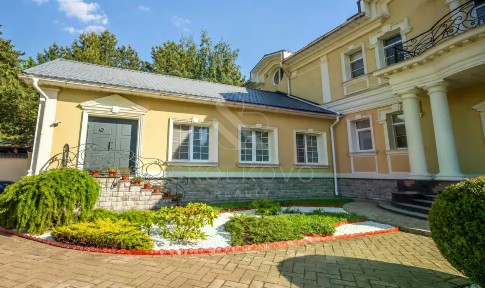 Продается 3-этажный дом, 1 300 м²