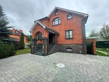 Продается 3-этажный дом, 305 м²