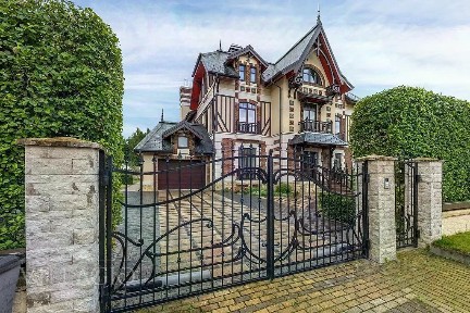 Продается 3-этажный дом, 490 м²