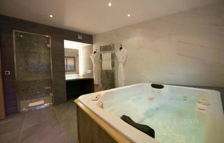Продаются 2-комн. апартаменты, 56 м²