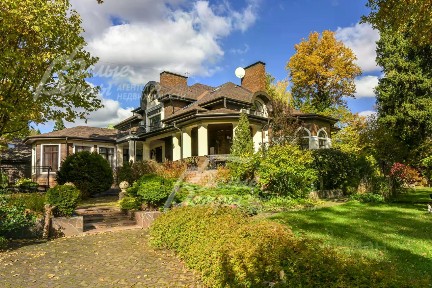 Продается 4-этажный дом, 963 м²