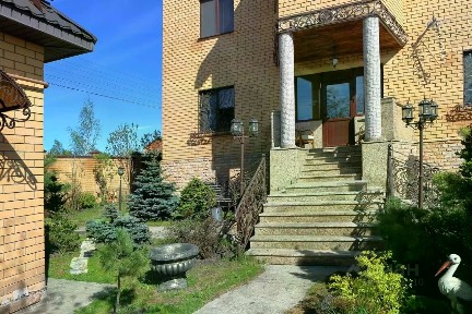 Сдается 3-этажный дом, 440 м²